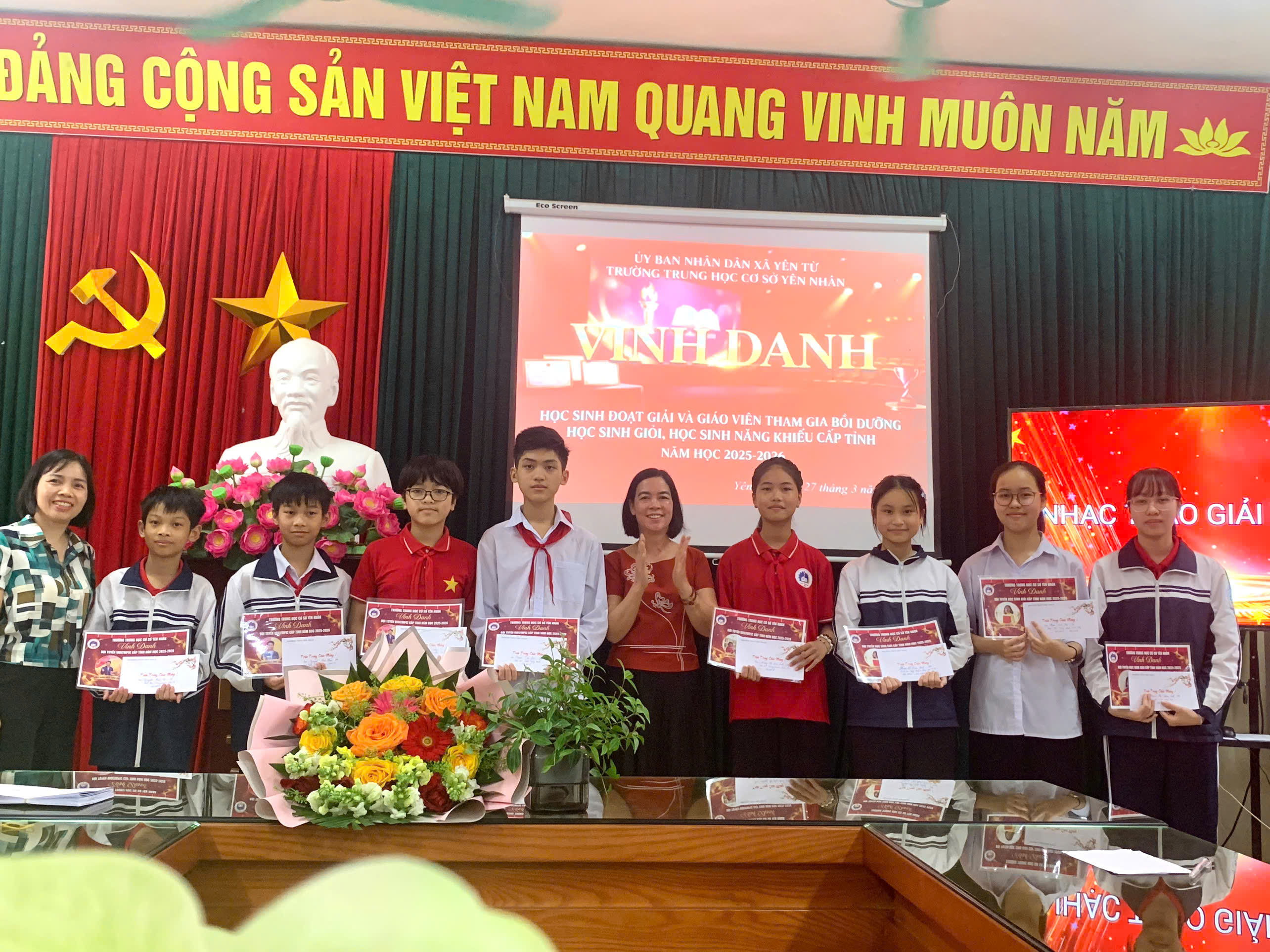 Hình ảnh trao thưởng cho HS đoạt giải các cuộc thi trên mạng Internet, thi giải toán bằng tiếng anh cấp tỉnh