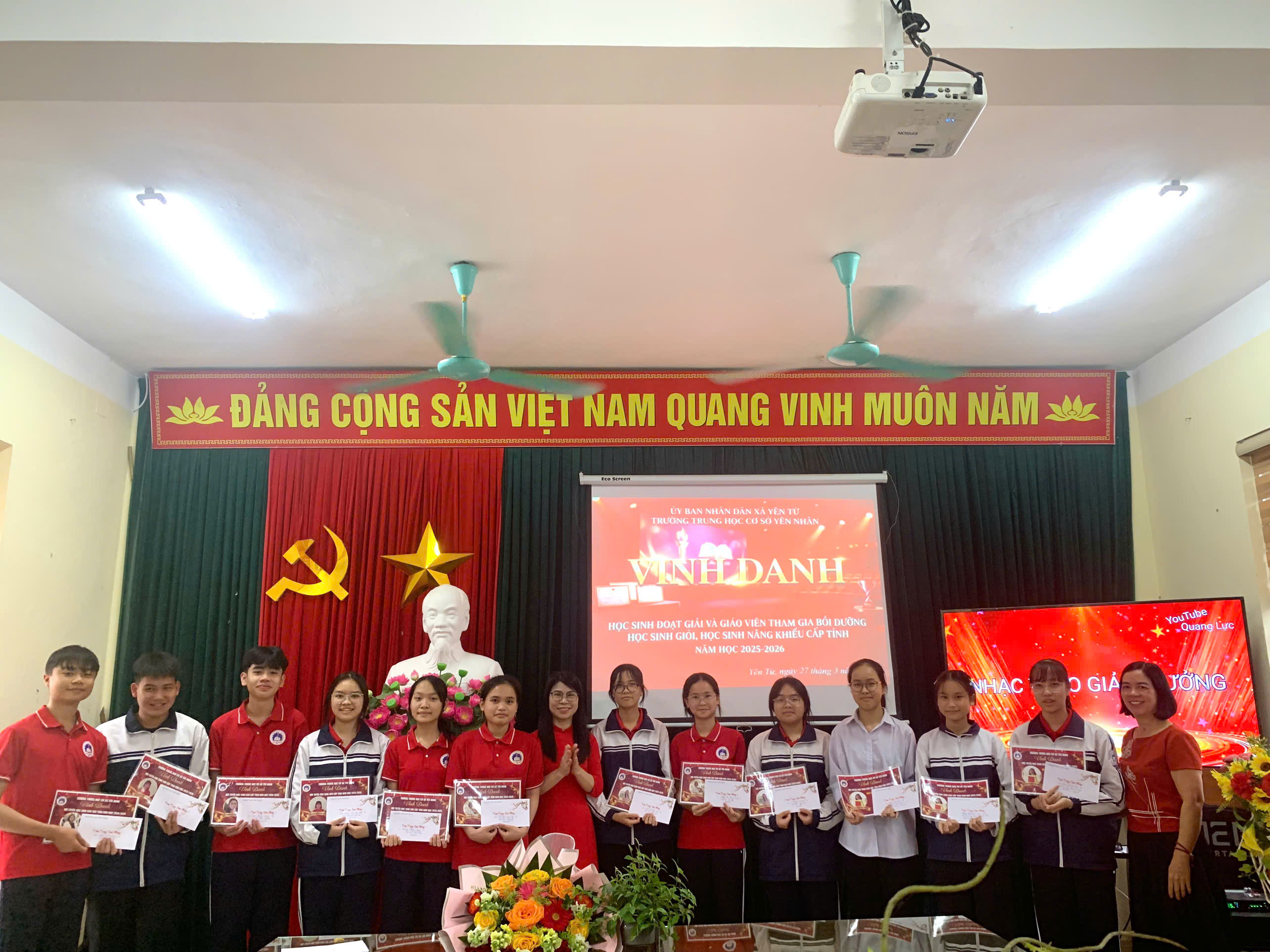 Hình ảnh trao thưởng cho HS đoạt giải cấp tỉnh các môn văn hóa lớp 8,9