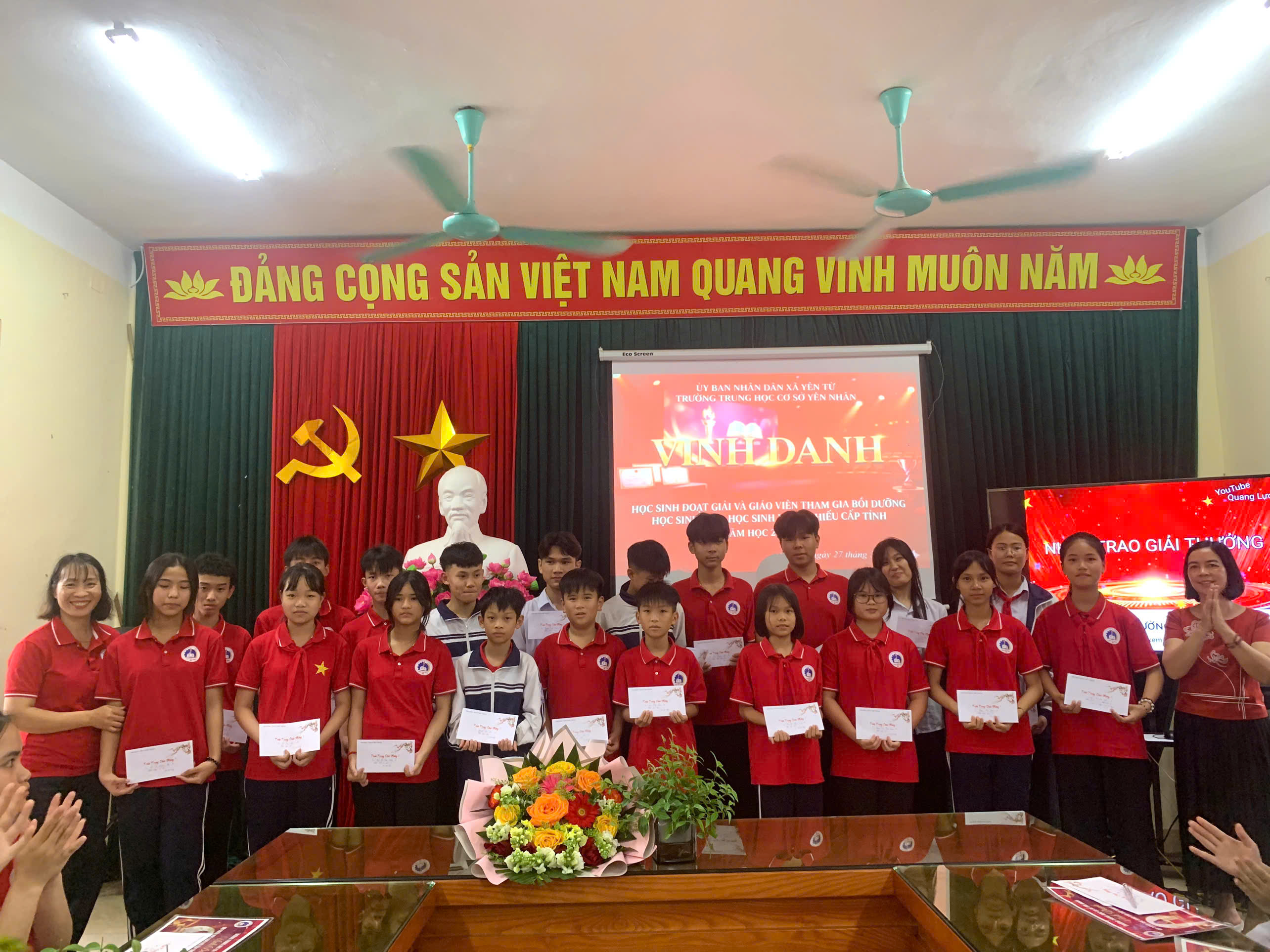 Hình ảnh trao thưởng cho HS đoạt giải trong cuộc thi TDTT cấp xã