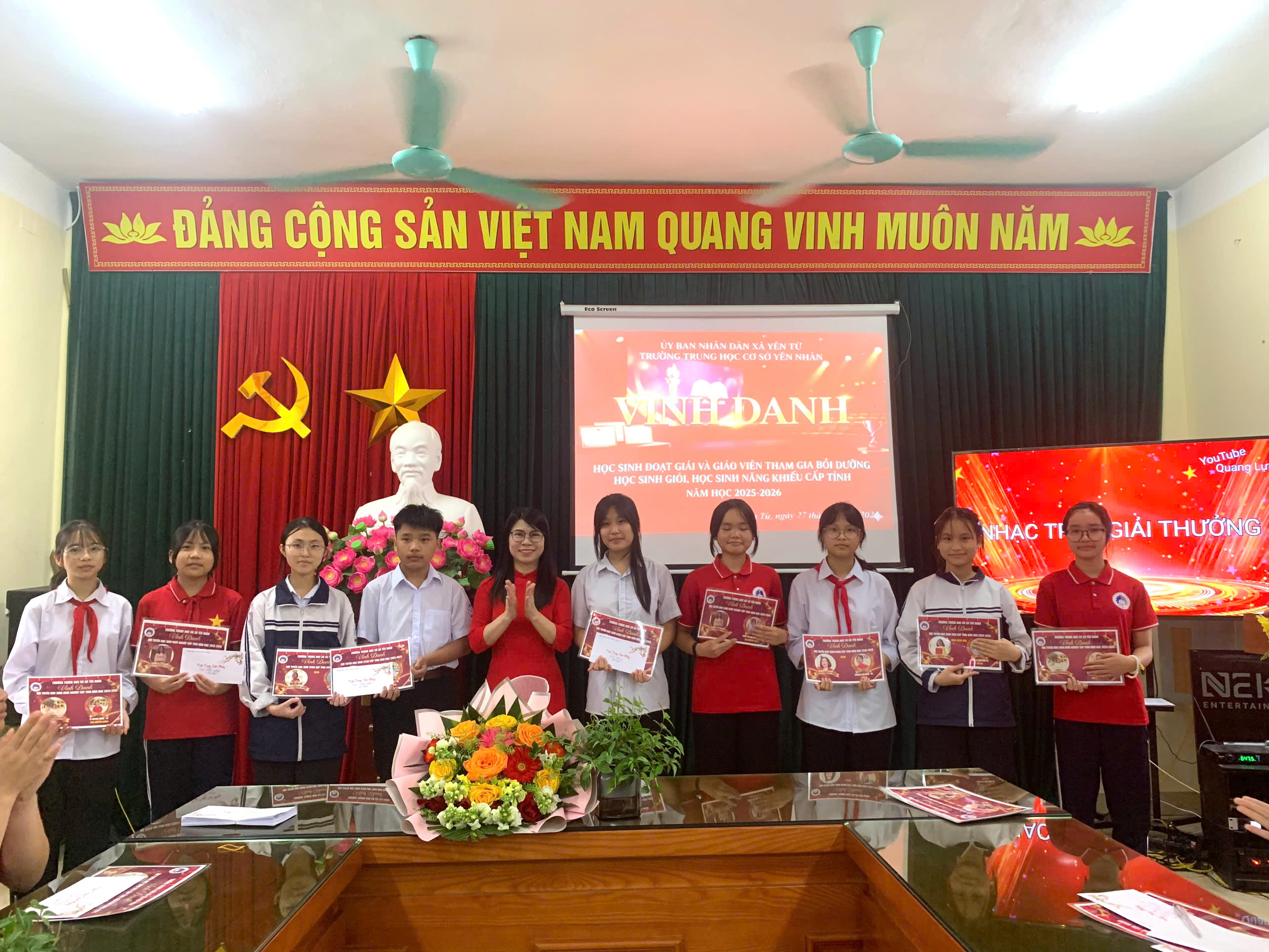 Hình ảnh trao thưởng cho HS đoạt giải trong các cuộc thi NCKHKT, STEM, Khởi nghiệp