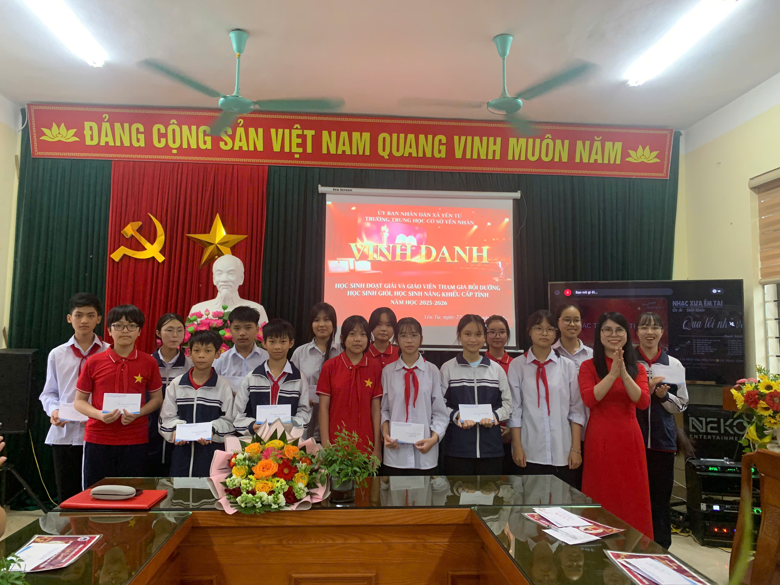 Hình ảnh trao thưởng của nhà tài trợ.