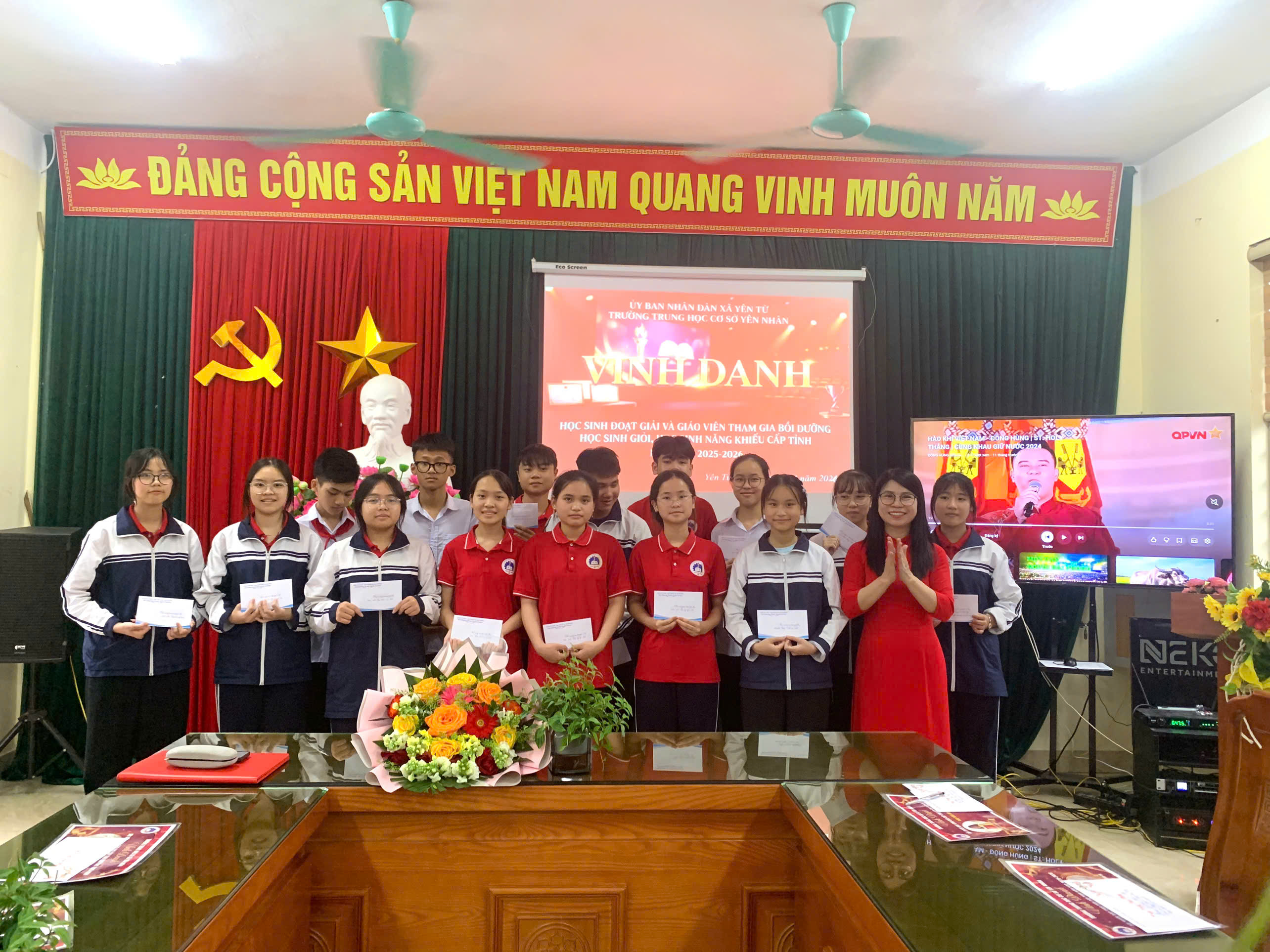 Hình ảnh trao thưởng của nhà tài trợ