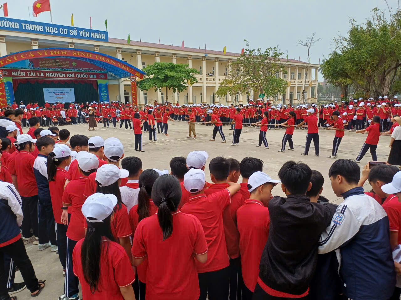 Hình ảnh trò chơi vận động hưởng ứng Ngày hội đồng diễn võ Vovinam Hình ảnh trò chơi vận động hưởng ứng Ngày hội đồng diễn võ Vovinam