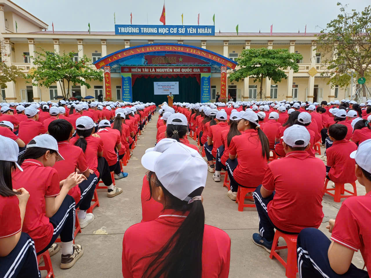 Thày giáo Lê Hồng Phong phát biểu hưởng ứng Thày giáo Lê Hồng Phong phát biểu hưởng ứng
